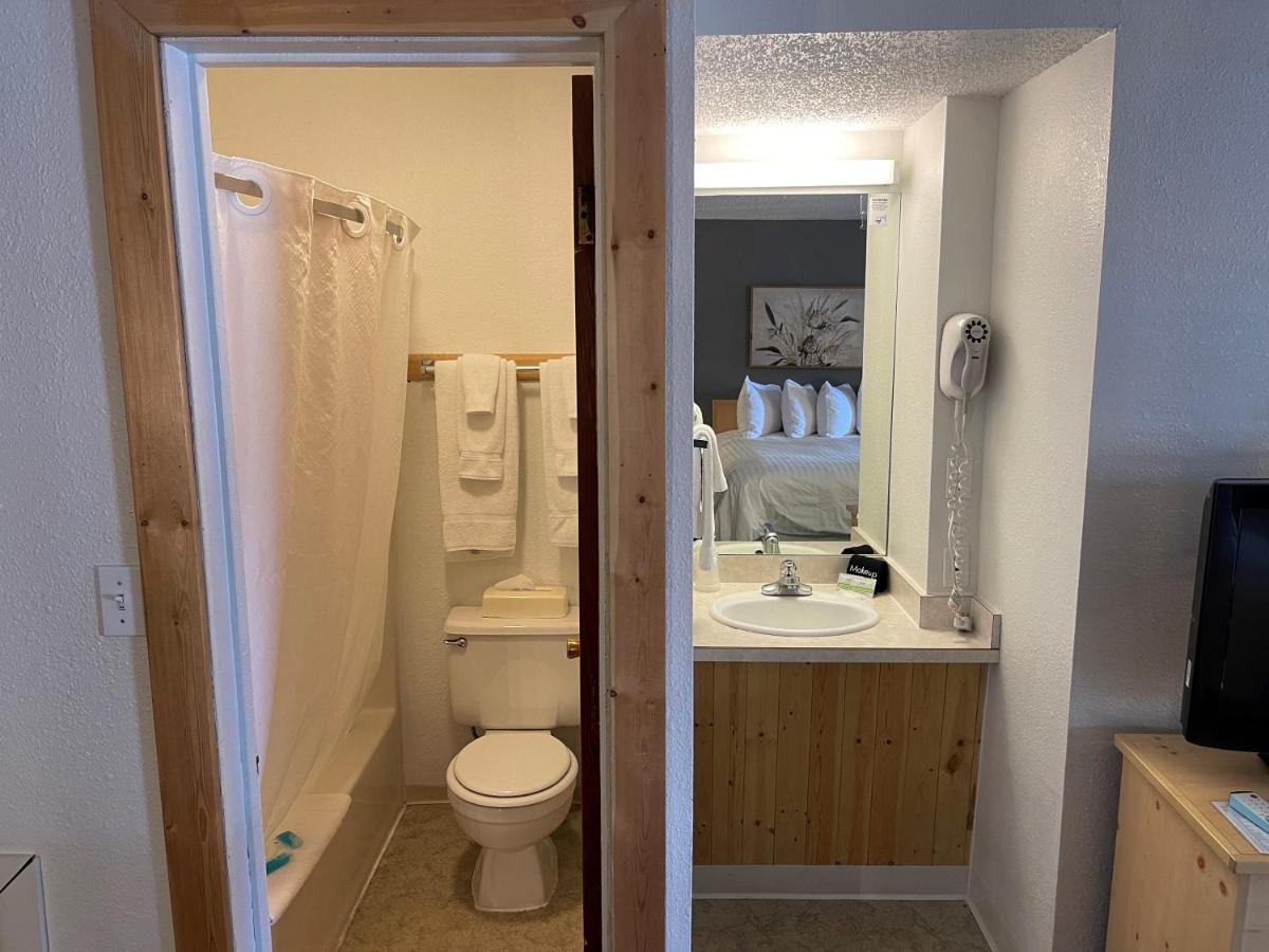 | Moose Creek Lodge & Suites