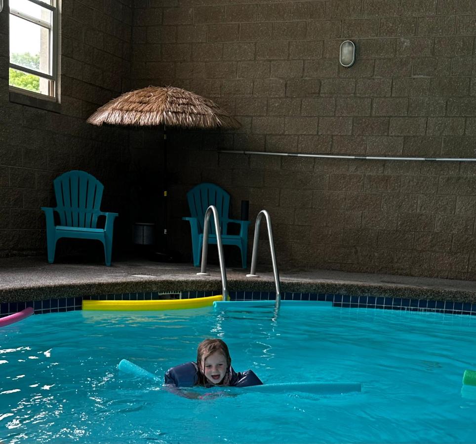 | Moose Creek Lodge & Suites