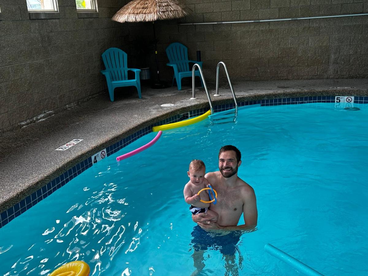 | Moose Creek Lodge & Suites