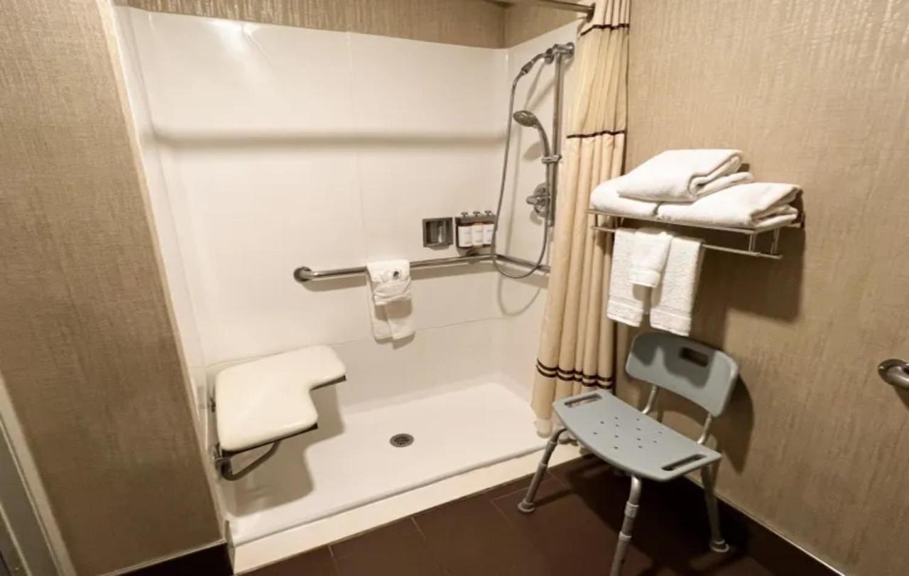 King Room with Roll In Shower - Mobility Access at Empeiria High Sierra Hotel