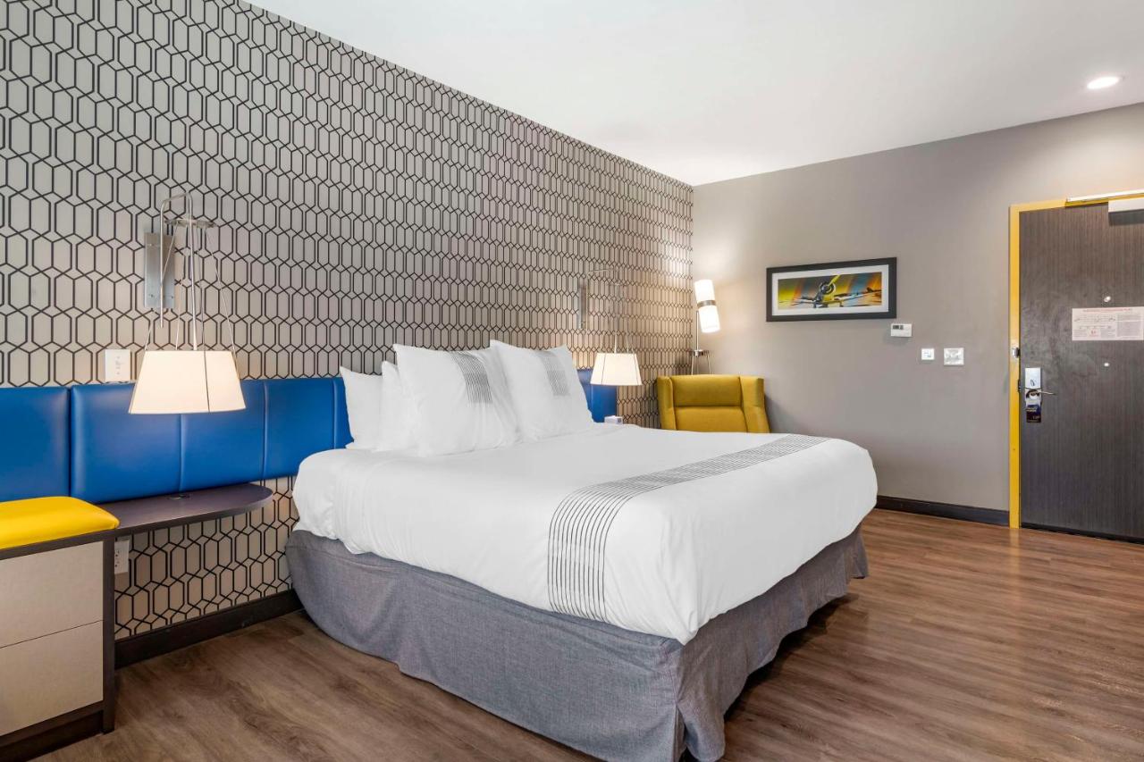 King Room with Mobility Accessible Roll-In Shower at GLō Best Western  Savannah-Gateway I-95
