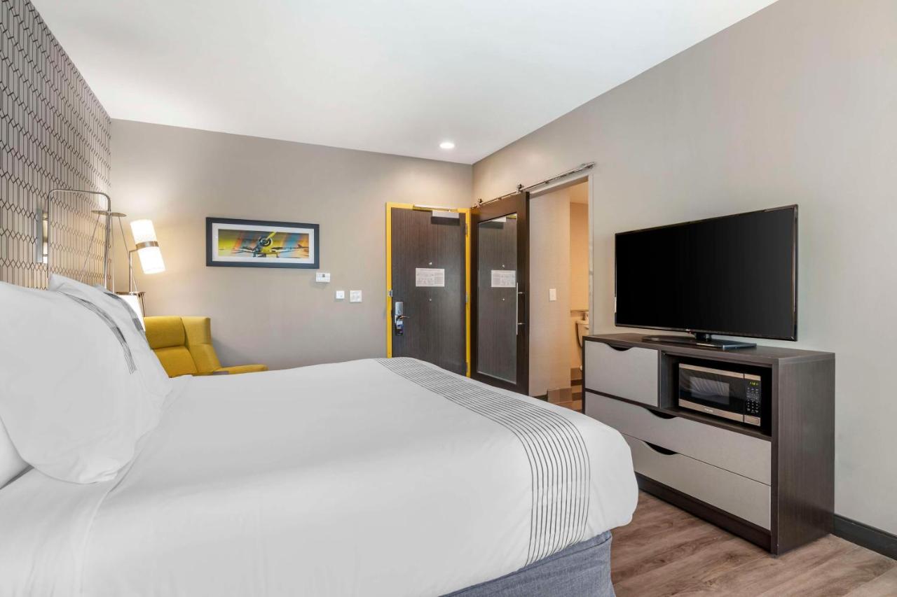 King Room with Mobility Accessible Roll-In Shower at GLō Best Western  Savannah-Gateway I-95