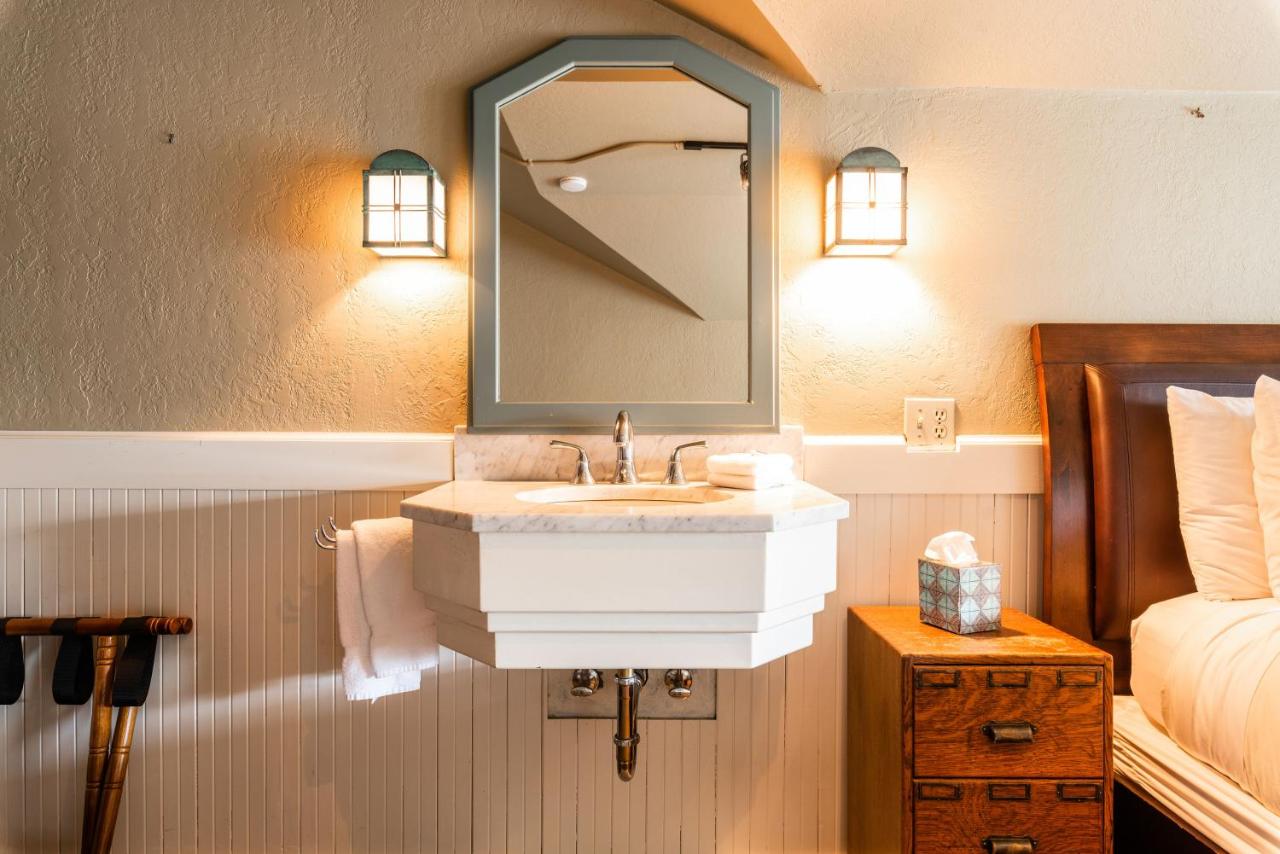 | Seattle Gaslight Inn