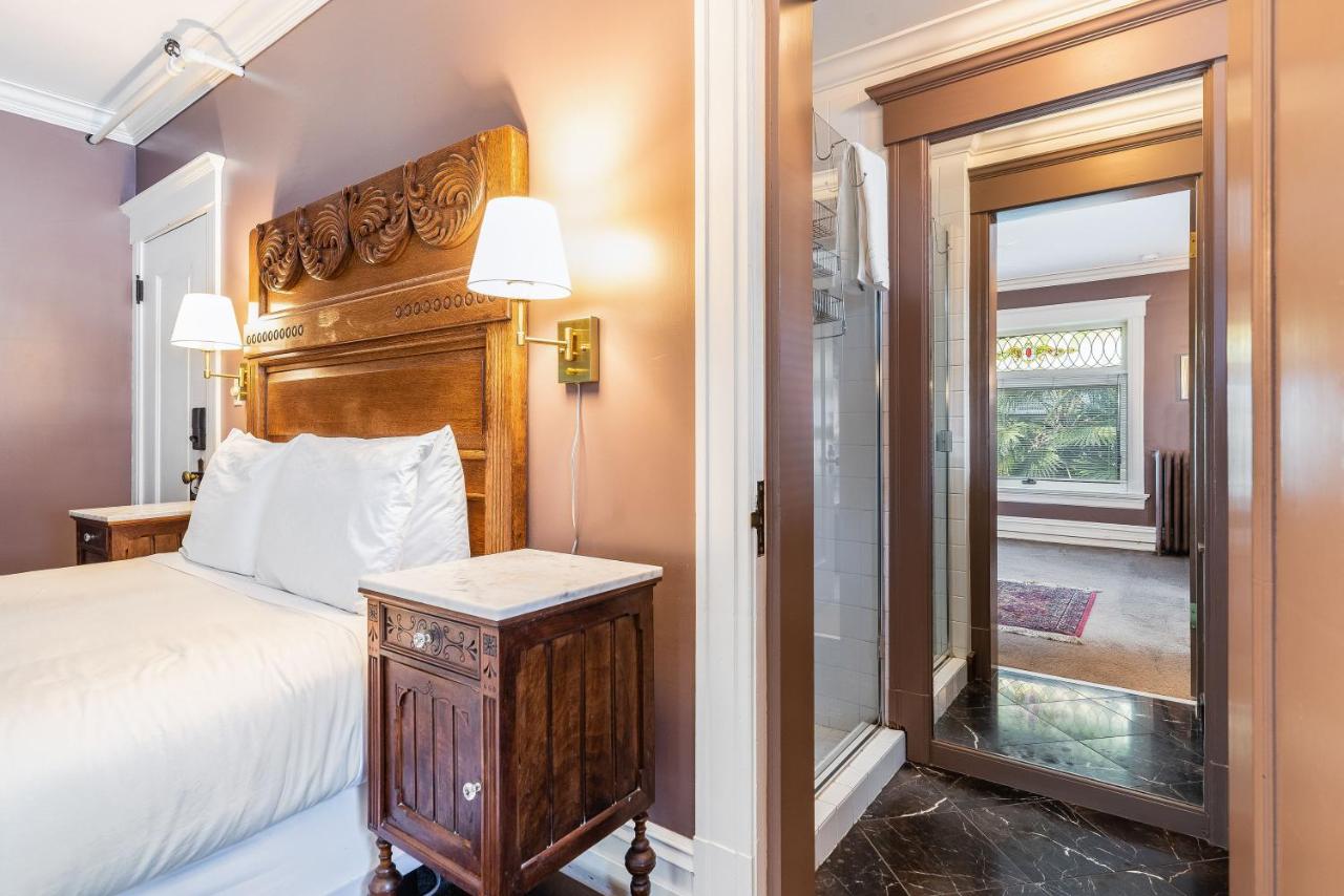 | Seattle Gaslight Inn