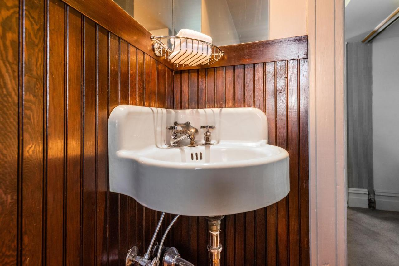 | Seattle Gaslight Inn