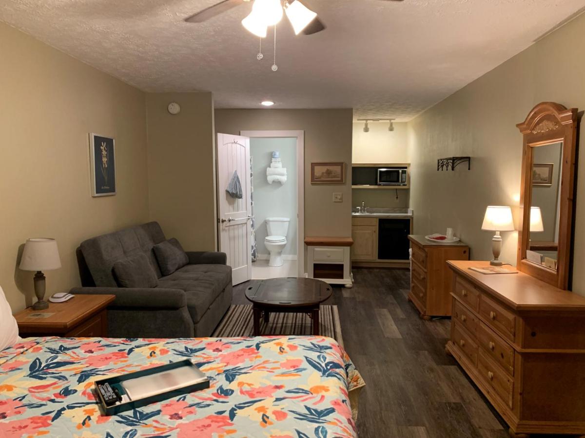 Deluxe Double Room at Woodbridge Inn & Tavern