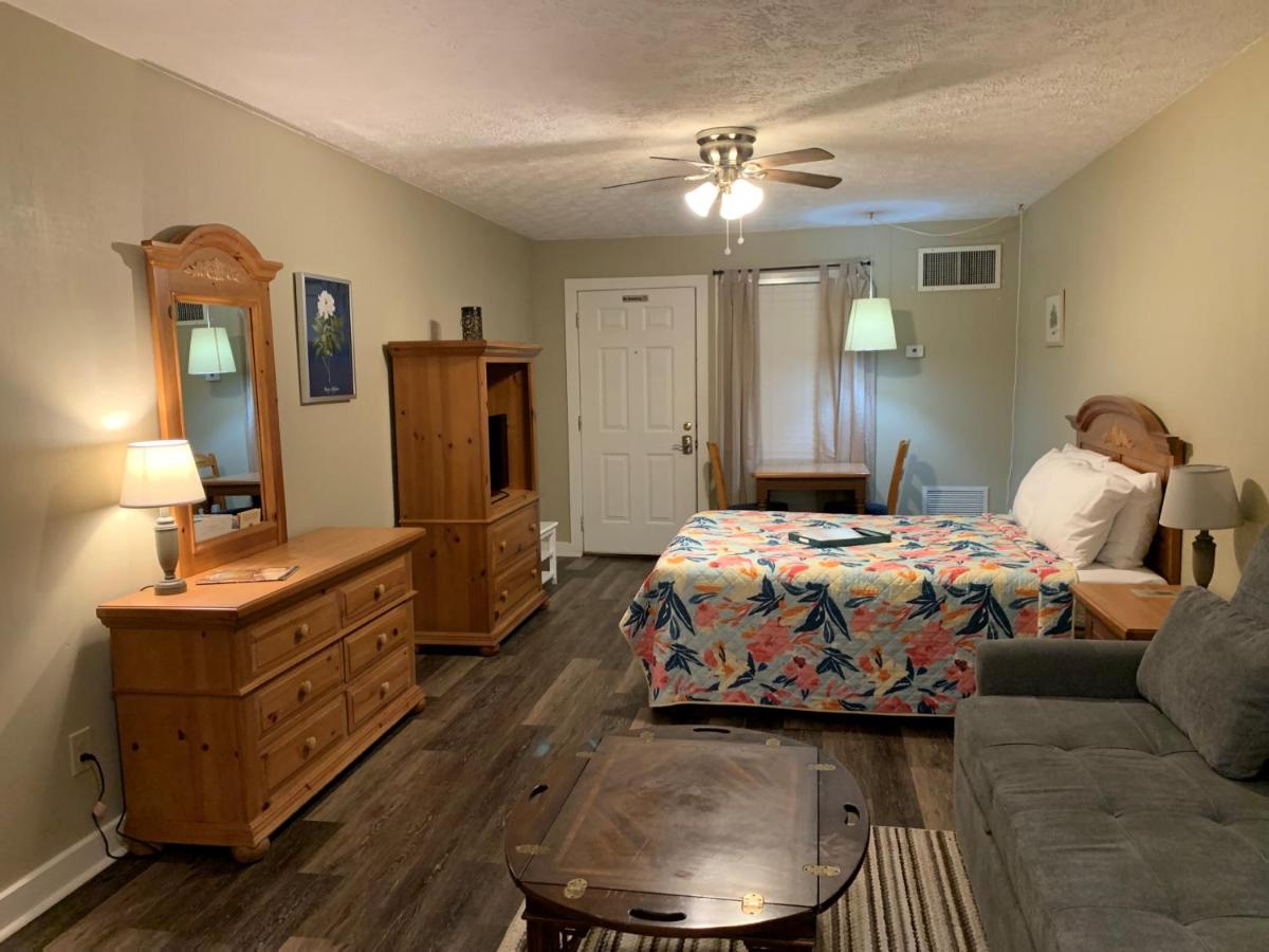 Deluxe Double Room at Woodbridge Inn & Tavern