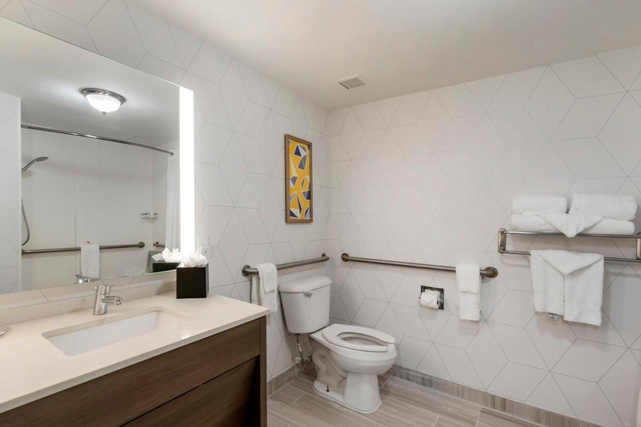 King Room with Disability Access Bathtub - Non-Smoking at Comfort Inn & Suites Hampton near Coliseum