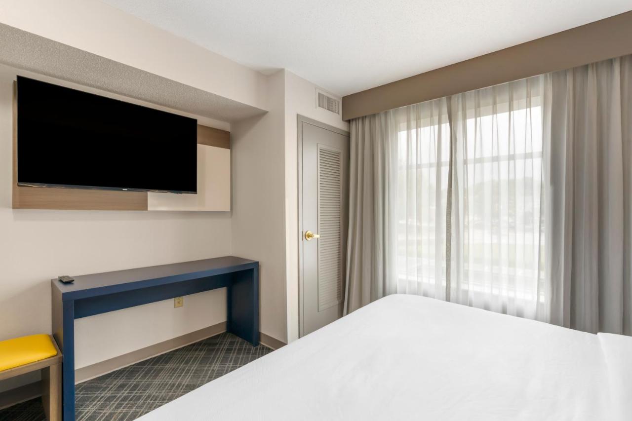 One-Bedroom King Suite - Non-Smoking at Comfort Inn & Suites Hampton near Coliseum