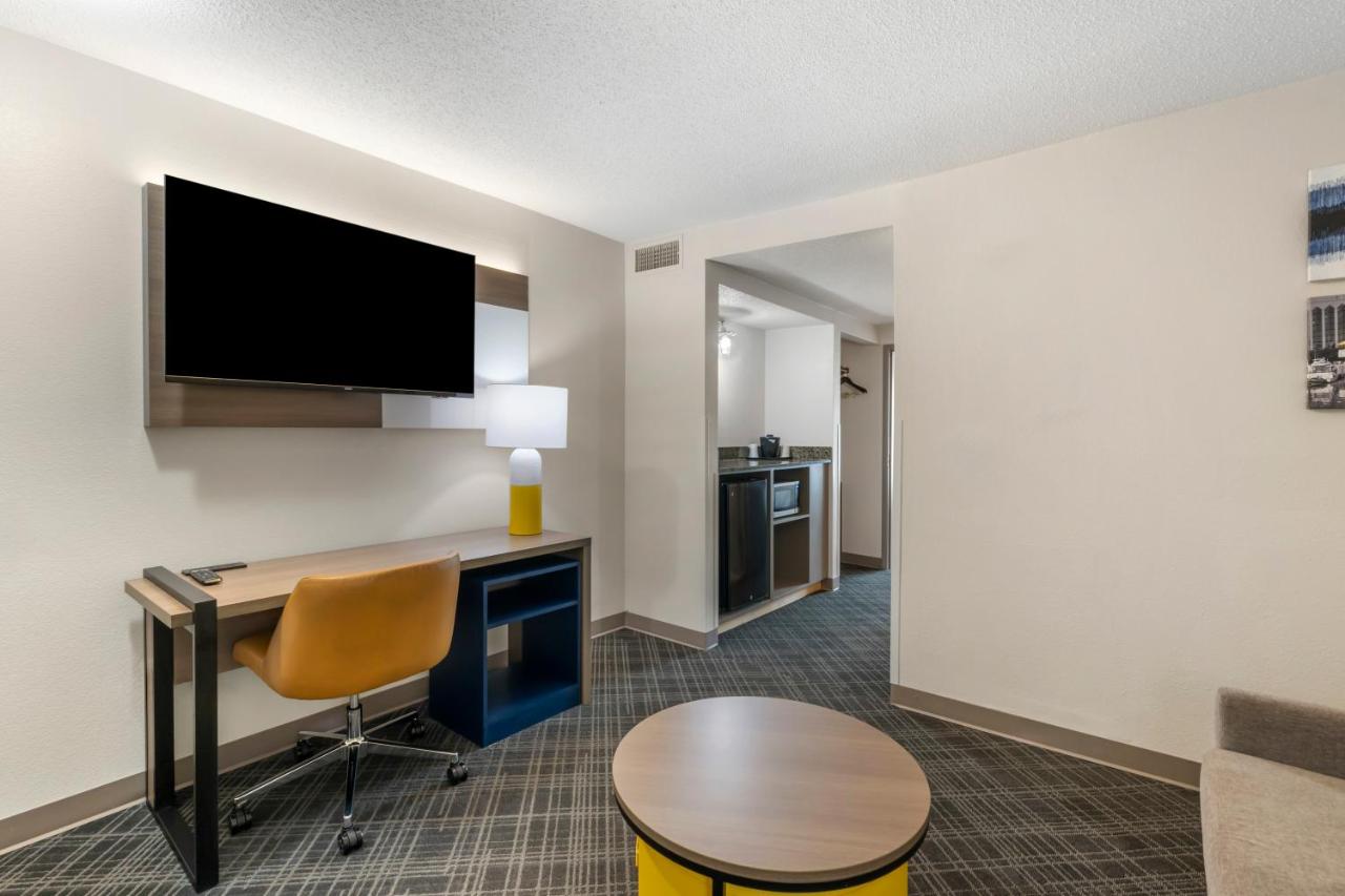 One-Bedroom King Suite - Non-Smoking at Comfort Inn & Suites Hampton near Coliseum