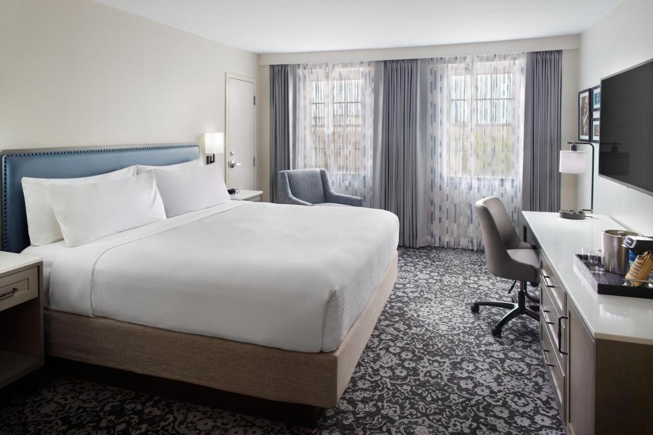 Traditional Guest Room, 1 King Bed, Rooftop View at Four Points By Sheraton French Quarter