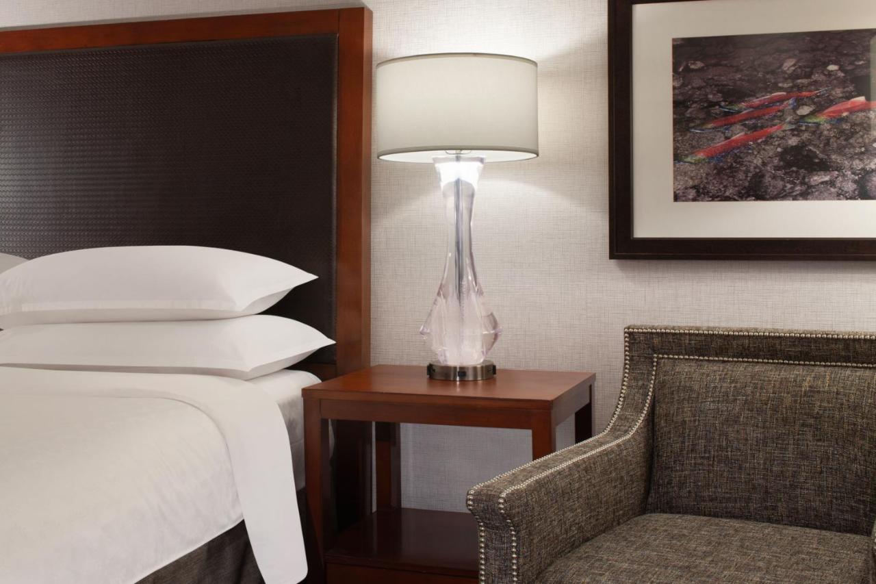 Deluxe, Guest room, 1 King, Mountain or Bay view, High floor at Sheraton Anchorage Hotel