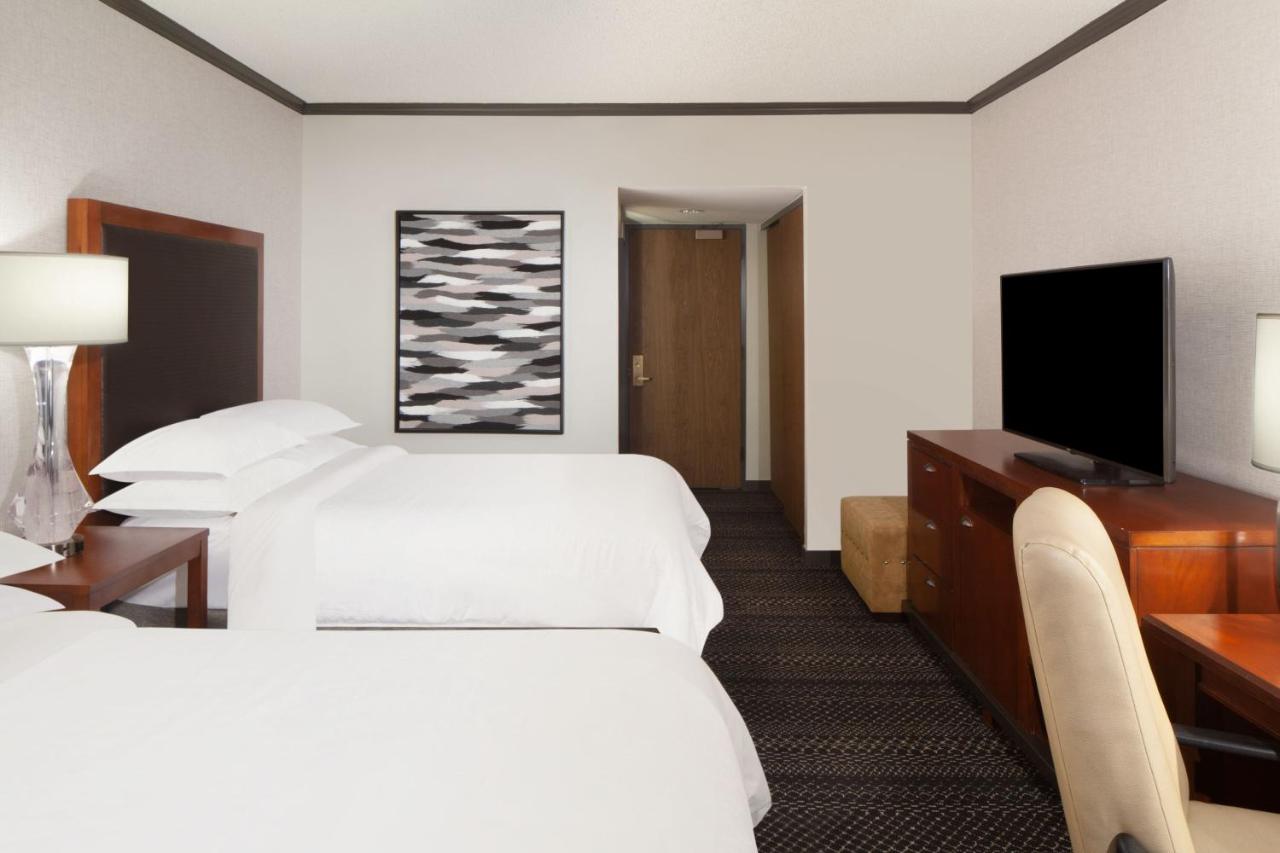 Club Room 2 Beds, Club level, Guest room, 2 Double at Sheraton Anchorage Hotel