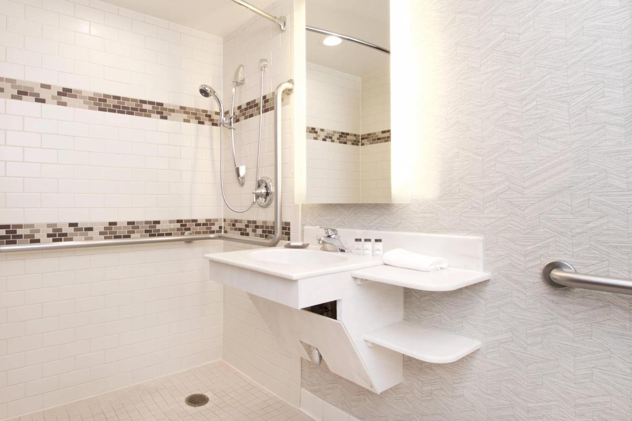 Accessible, Guest Room, 1 Double at Sheraton Anchorage Hotel