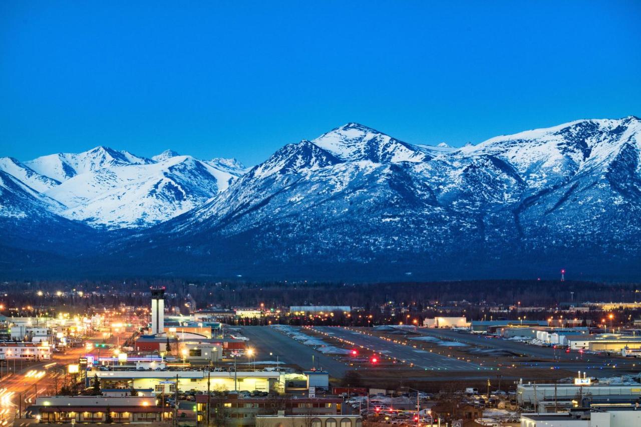 Deluxe, Guest room, 1 King, Mountain or Bay view, High floor at Sheraton Anchorage Hotel