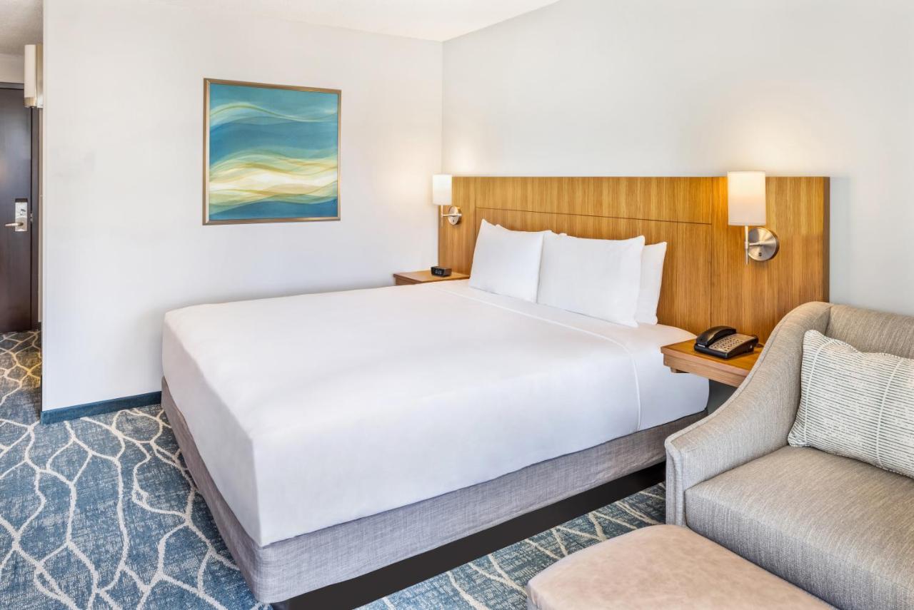 King Room with Mountain View at Hyatt Place Waikiki Beach