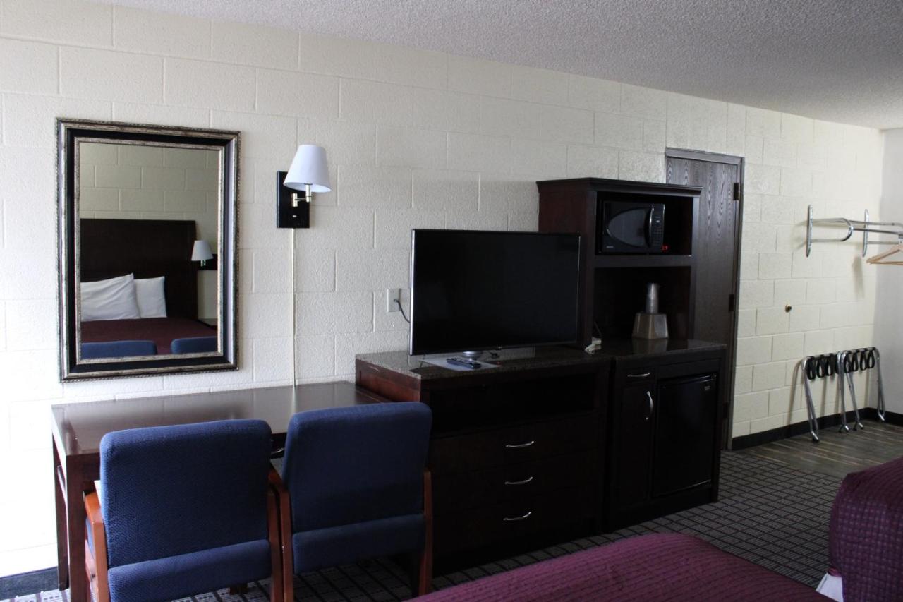 Queen Room with Two Queen Beds at Aero Inn