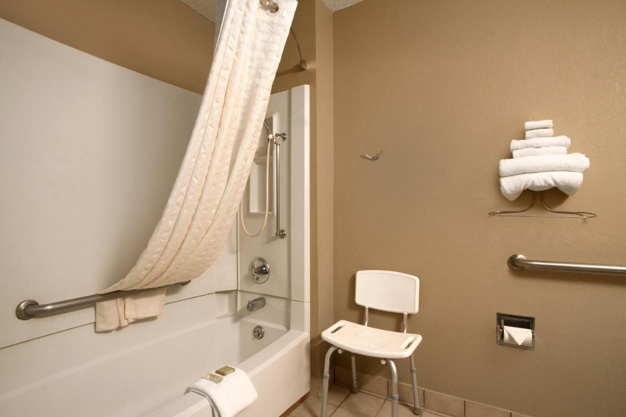 Queen Room - Disability Access/Non-Smoking at Super 8 by Wyndham Homewood Birmingham Area