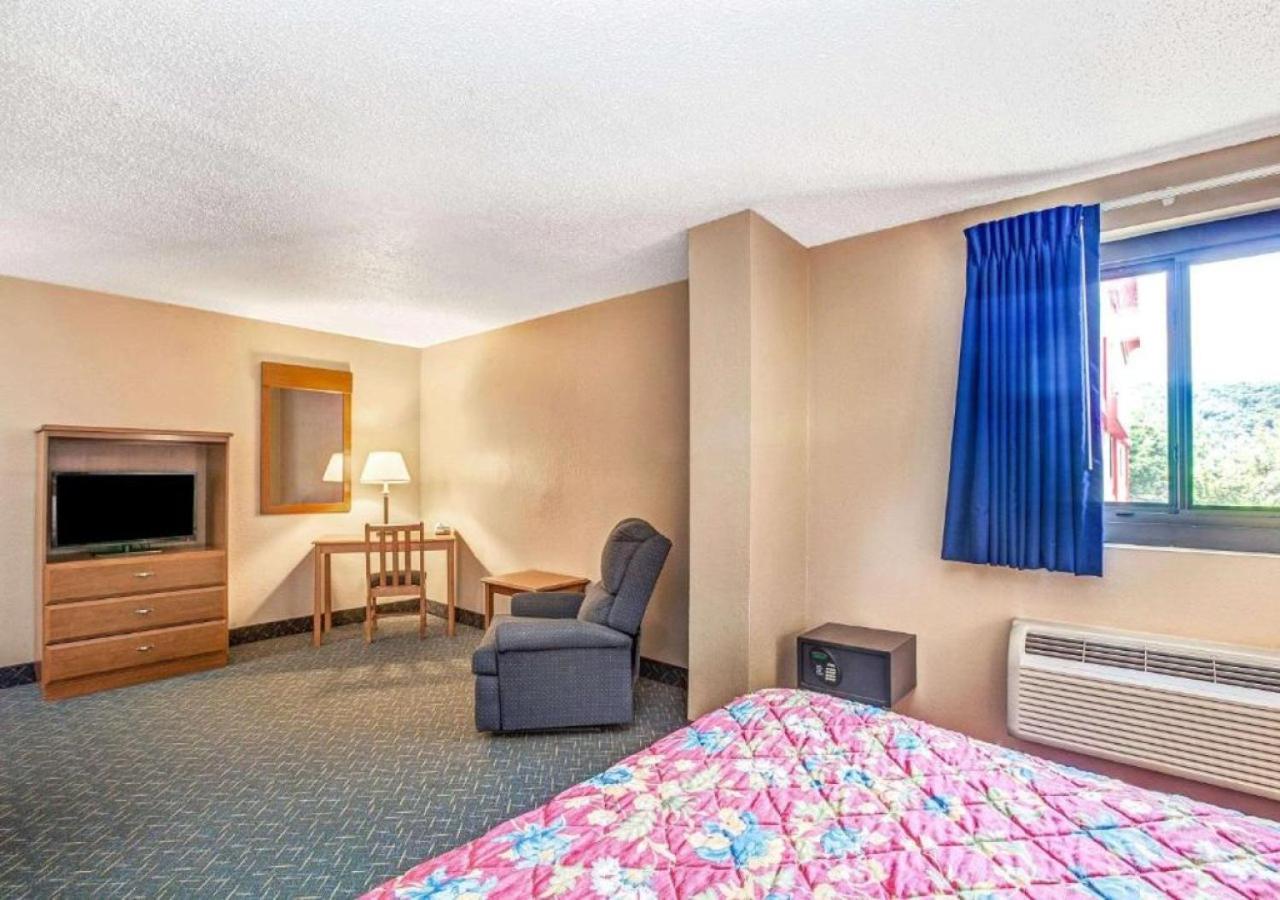 | Super 8 by Wyndham Mahwah