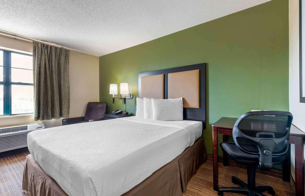 Queen studio with 1 Queen Bed - Disability Access/Non-Smoking at Extended Stay America Suites Dallas Greenville Avenue