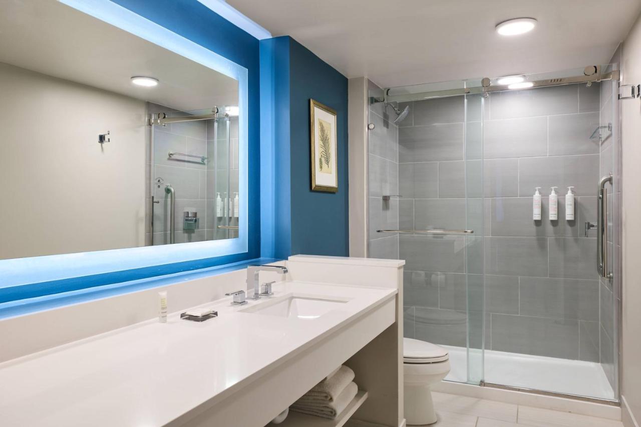 Guest Room, One King, Water View, Captiva Tower, Balcony at Marriott Sanibel Harbour Resort & Spa