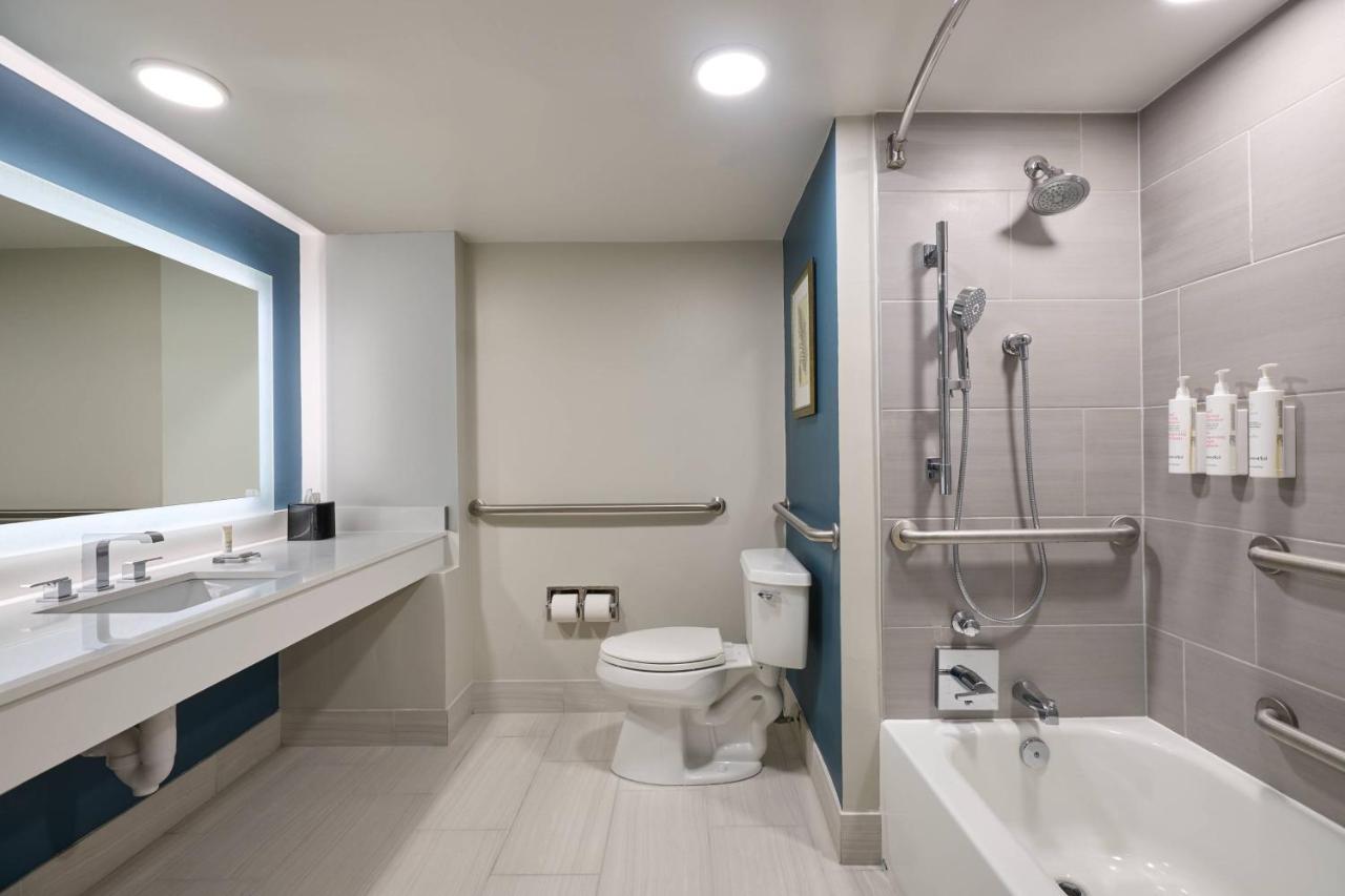 Guest Room, Two Queen, Waterfront, Sanibel Tower, Balcony at Marriott Sanibel Harbour Resort & Spa