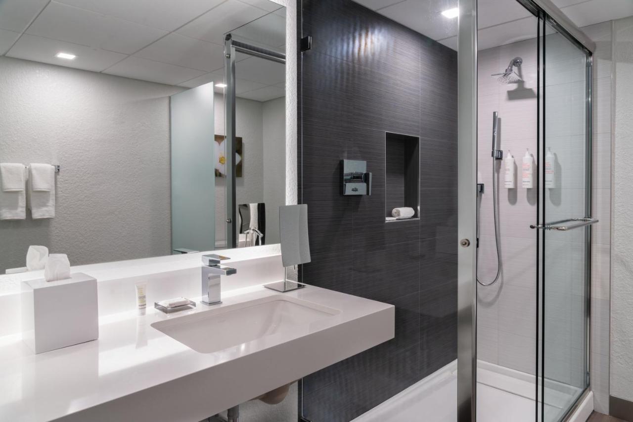 Design Guest Room, 1 King at Marriott Miami Dadeland
