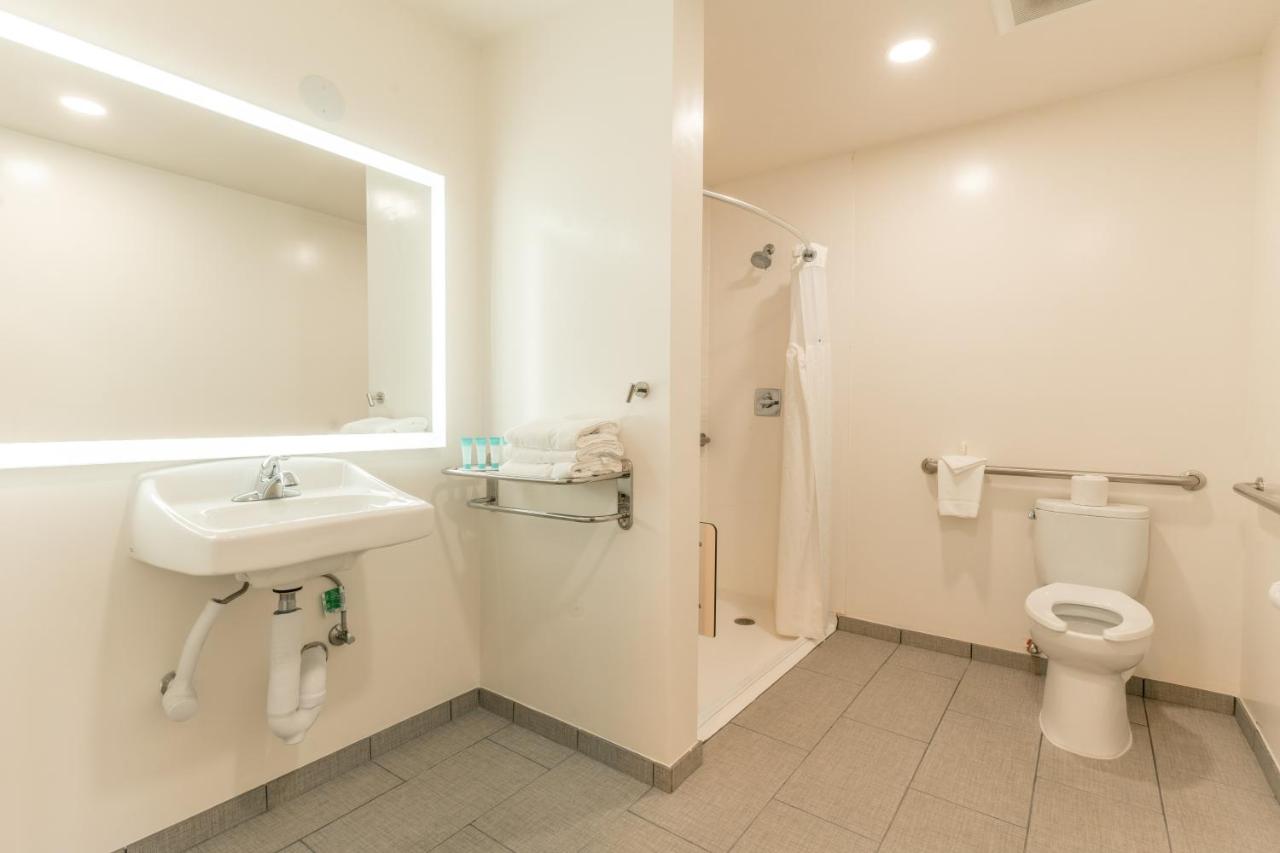 King Room with Mobility/Hearing Impaired Access - Non-Smoking at Hotel Aluxor SFO