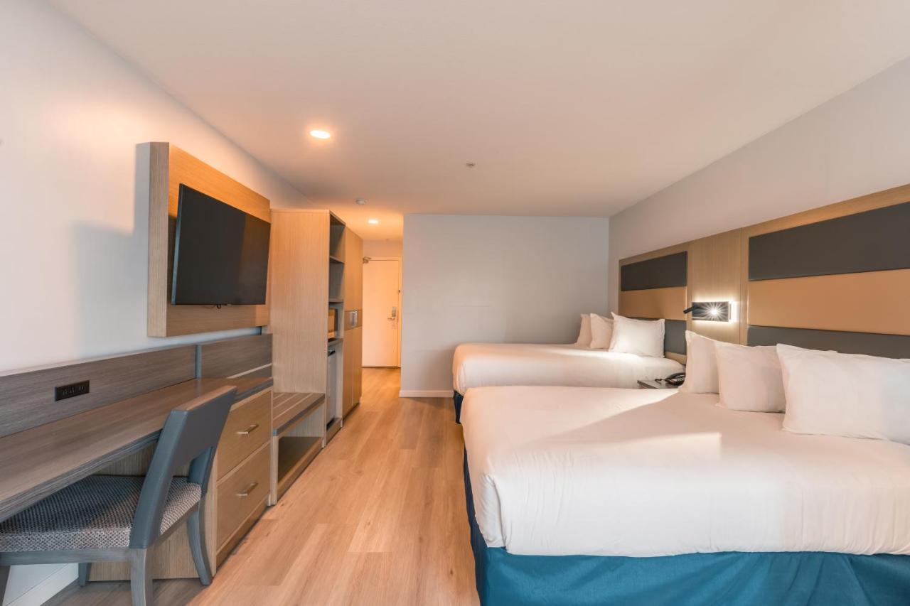 Deluxe Business Queen Room with Two Queen Beds - Non-Smoking at Hotel Aluxor SFO