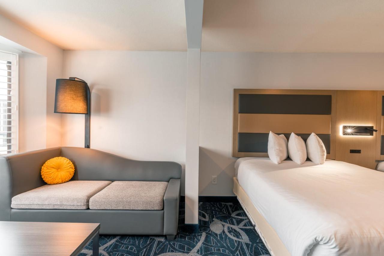 Deluxe Business Queen Room with Two Queen Beds - Non-Smoking at Hotel Aluxor SFO