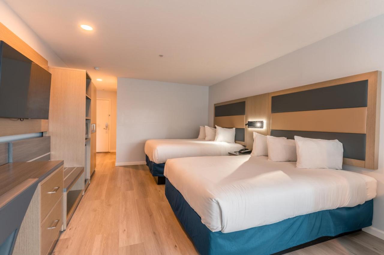 Queen Room with Two Queen Beds - Non-Smoking at Hotel Aluxor SFO