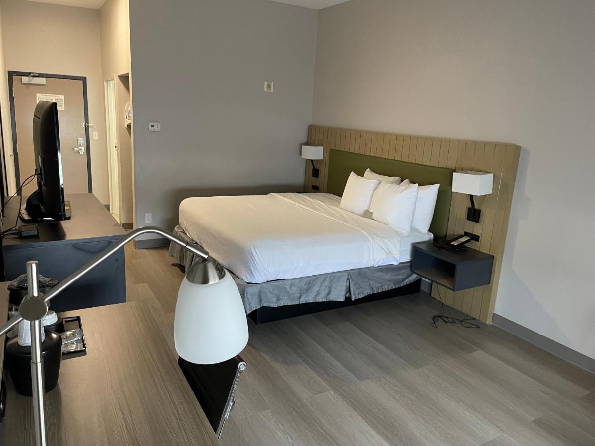 King Room - Disability Access at Country Inn & Suites by Radisson, Midway - Tallahassee West