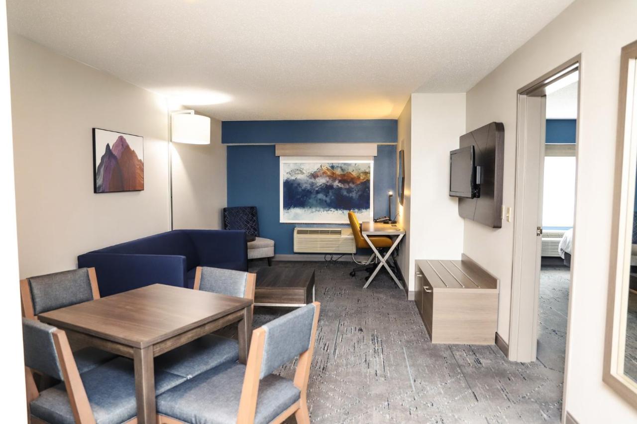 Executive King Suite at Holiday Inn Express Hotel & Suites Donegal by IHG