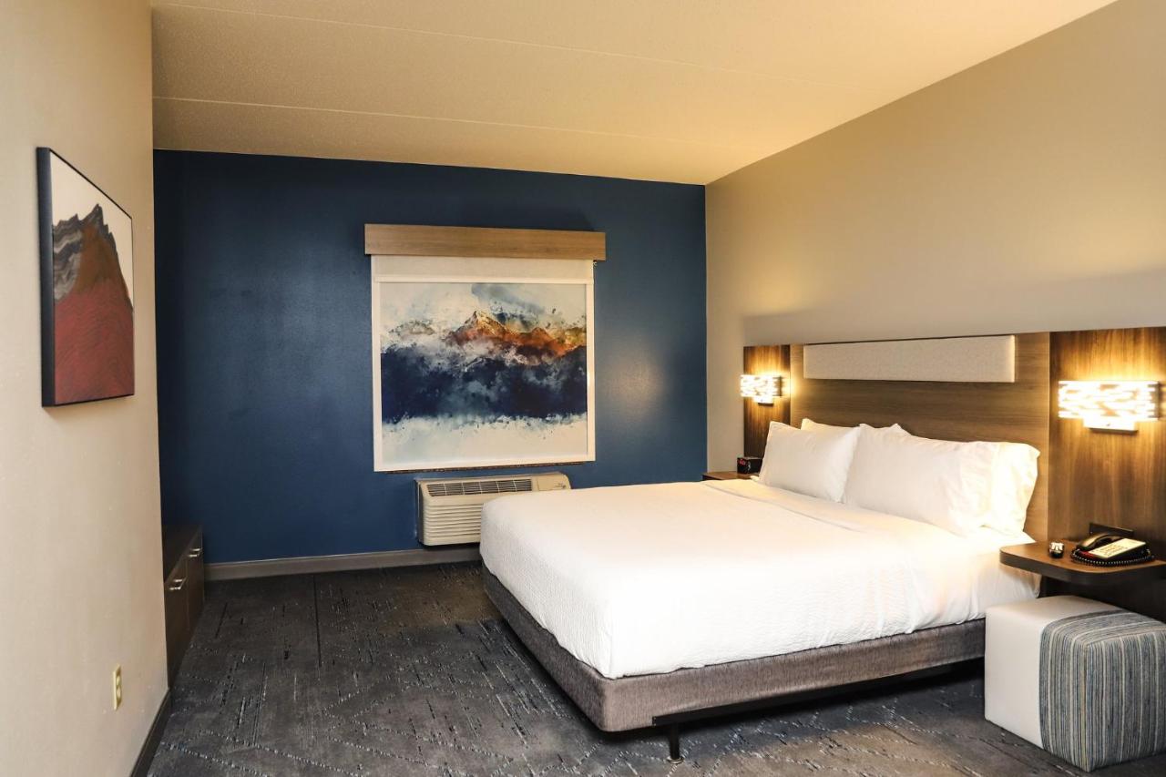 Executive King Suite at Holiday Inn Express Hotel & Suites Donegal by IHG