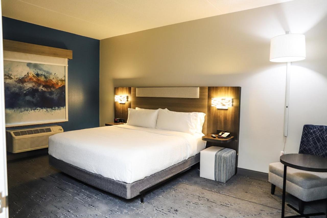 Executive King Suite at Holiday Inn Express Hotel & Suites Donegal by IHG