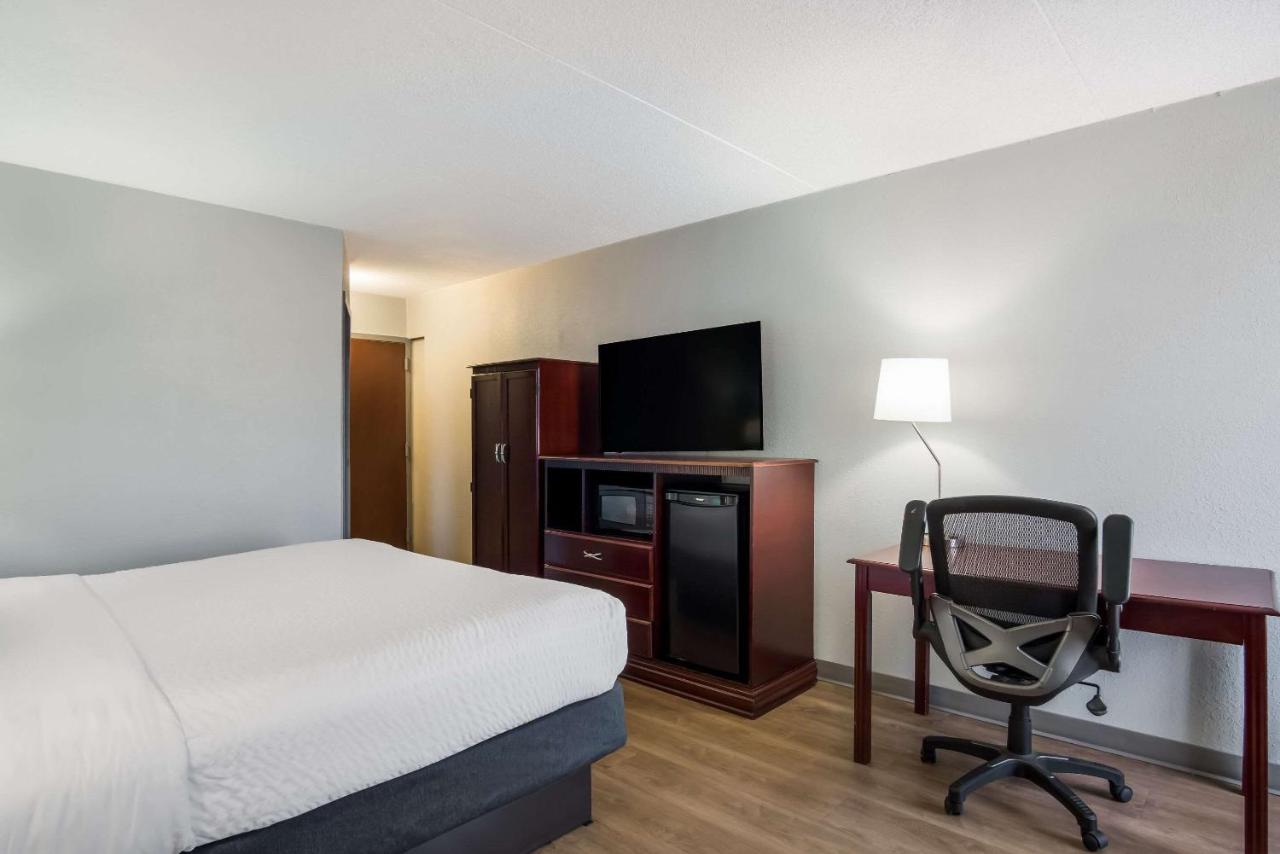 King Room - Non-Smoking at Clarion Inn and Suites Airport
