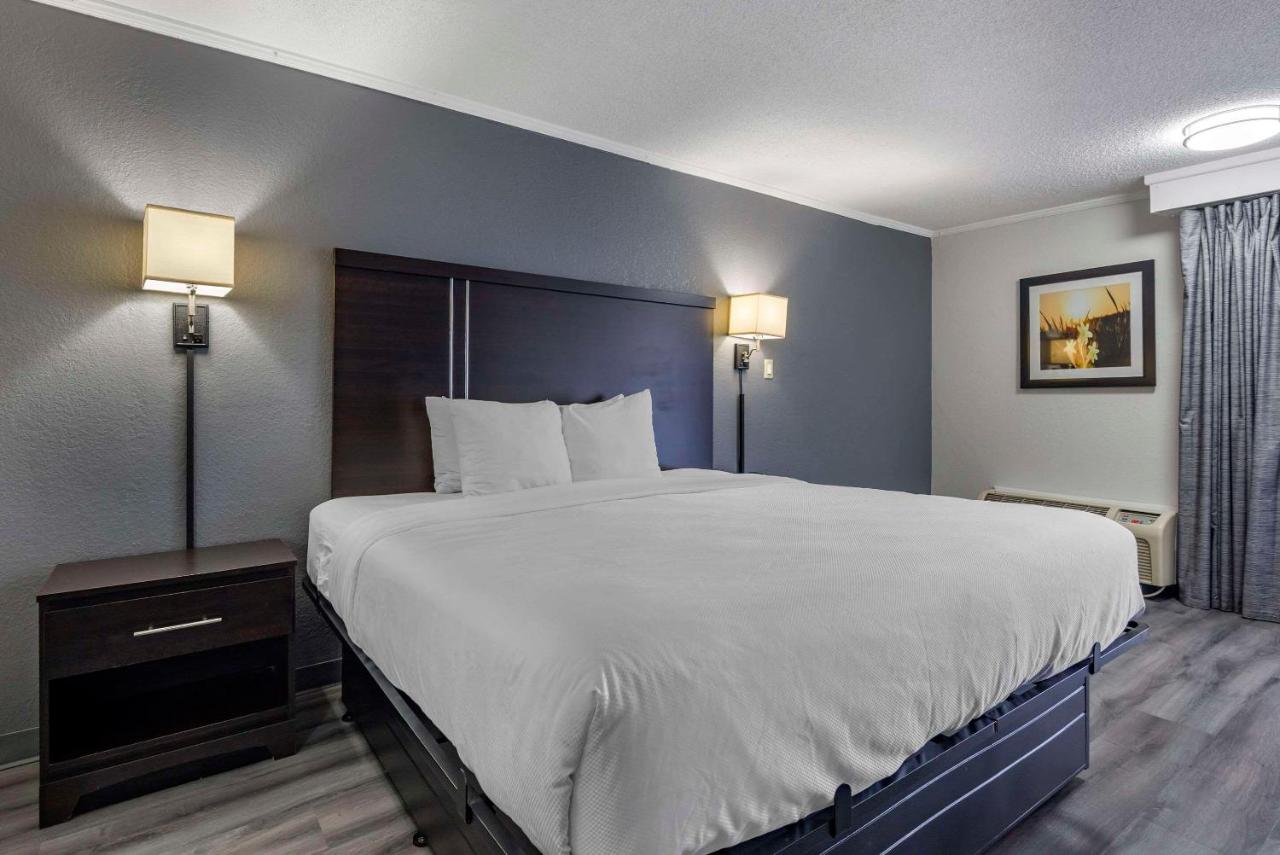 Superior King Room - Non Smoking at Suburban Studios Rock Hill Northeast I-77