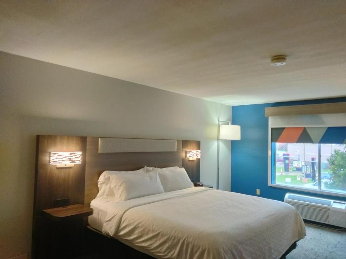 | Holiday Inn Express Lapeer, an IHG Hotel