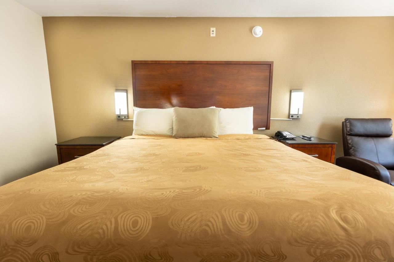 Non Smoking Deluxe King Room at Rosebud Inn