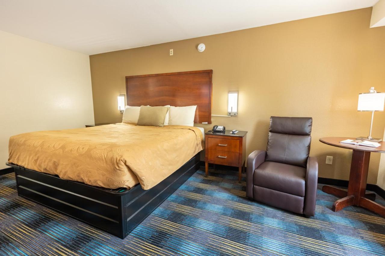 Non Smoking Deluxe King Room at Rosebud Inn