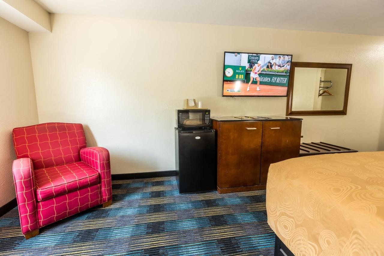 Non Smoking Deluxe King Room at Rosebud Inn