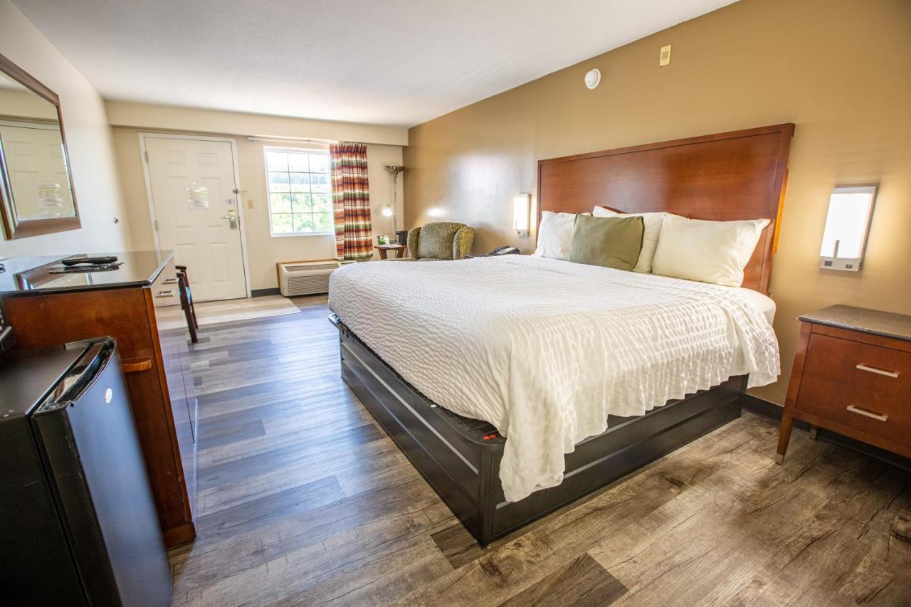Non Smoking Deluxe King Room at Rosebud Inn