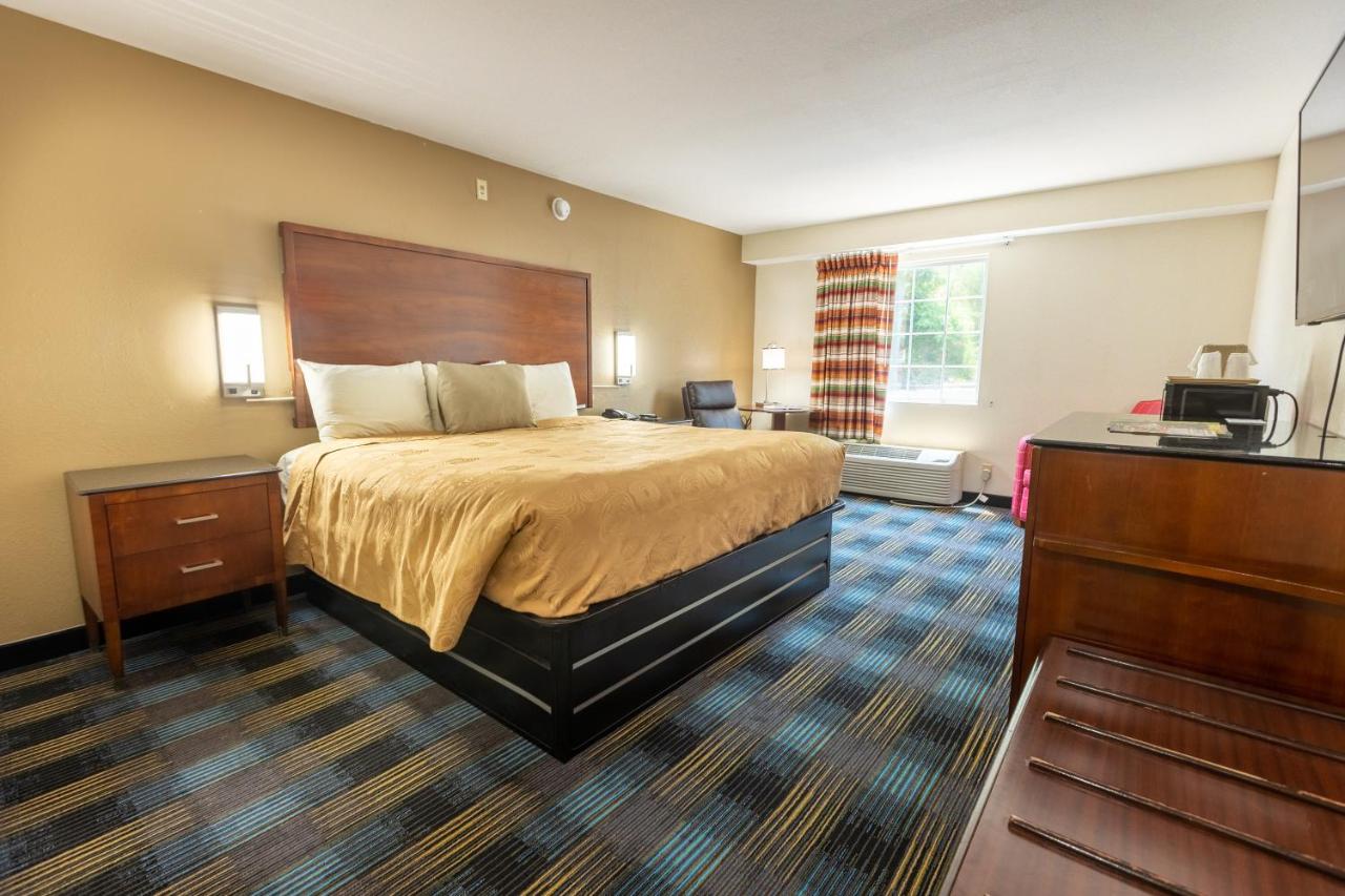 Non Smoking Deluxe King Room at Rosebud Inn