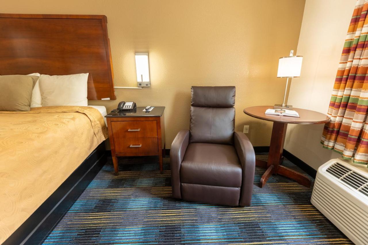 Non Smoking Deluxe King Room at Rosebud Inn