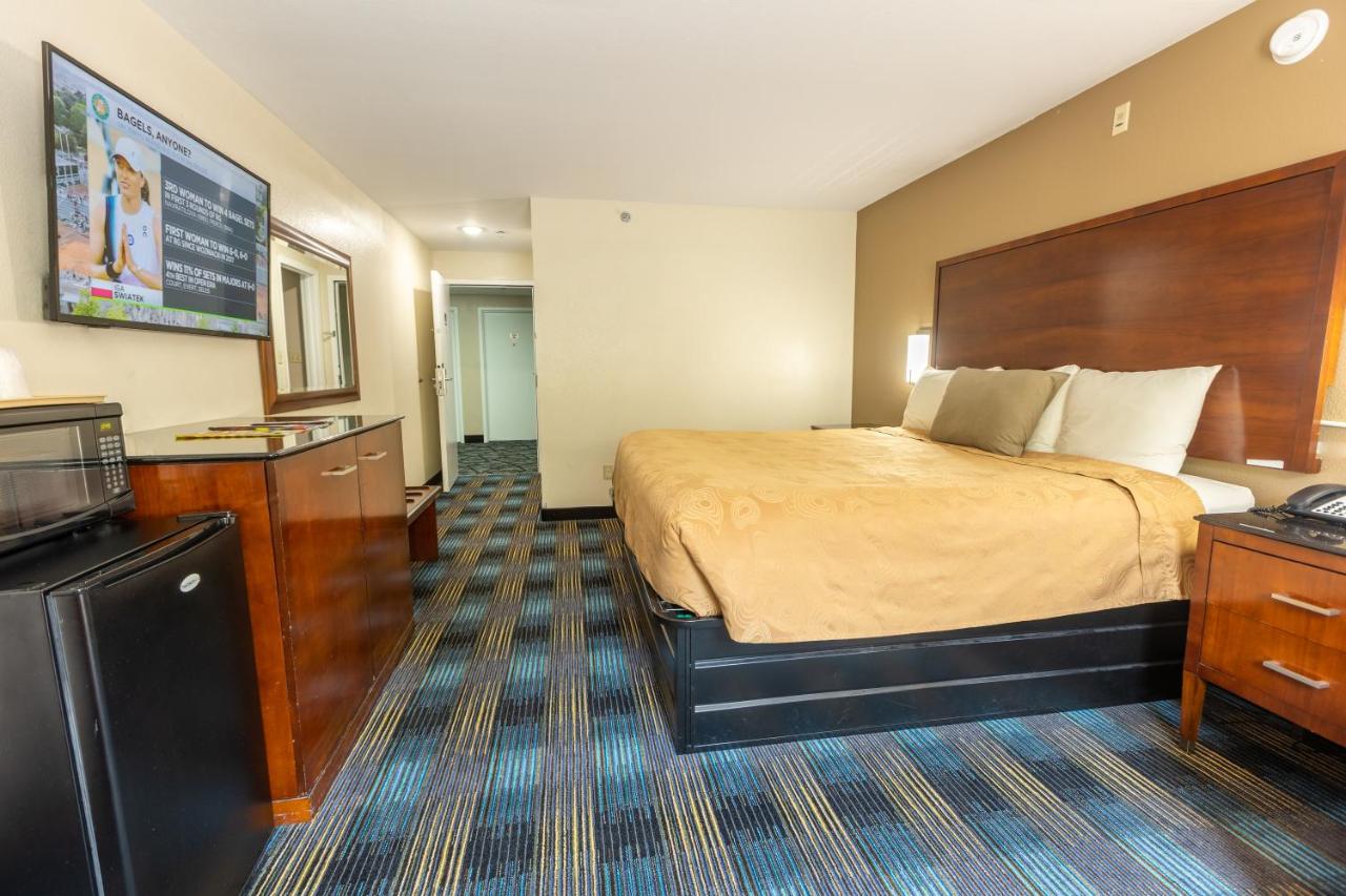 Non Smoking Deluxe King Room at Rosebud Inn