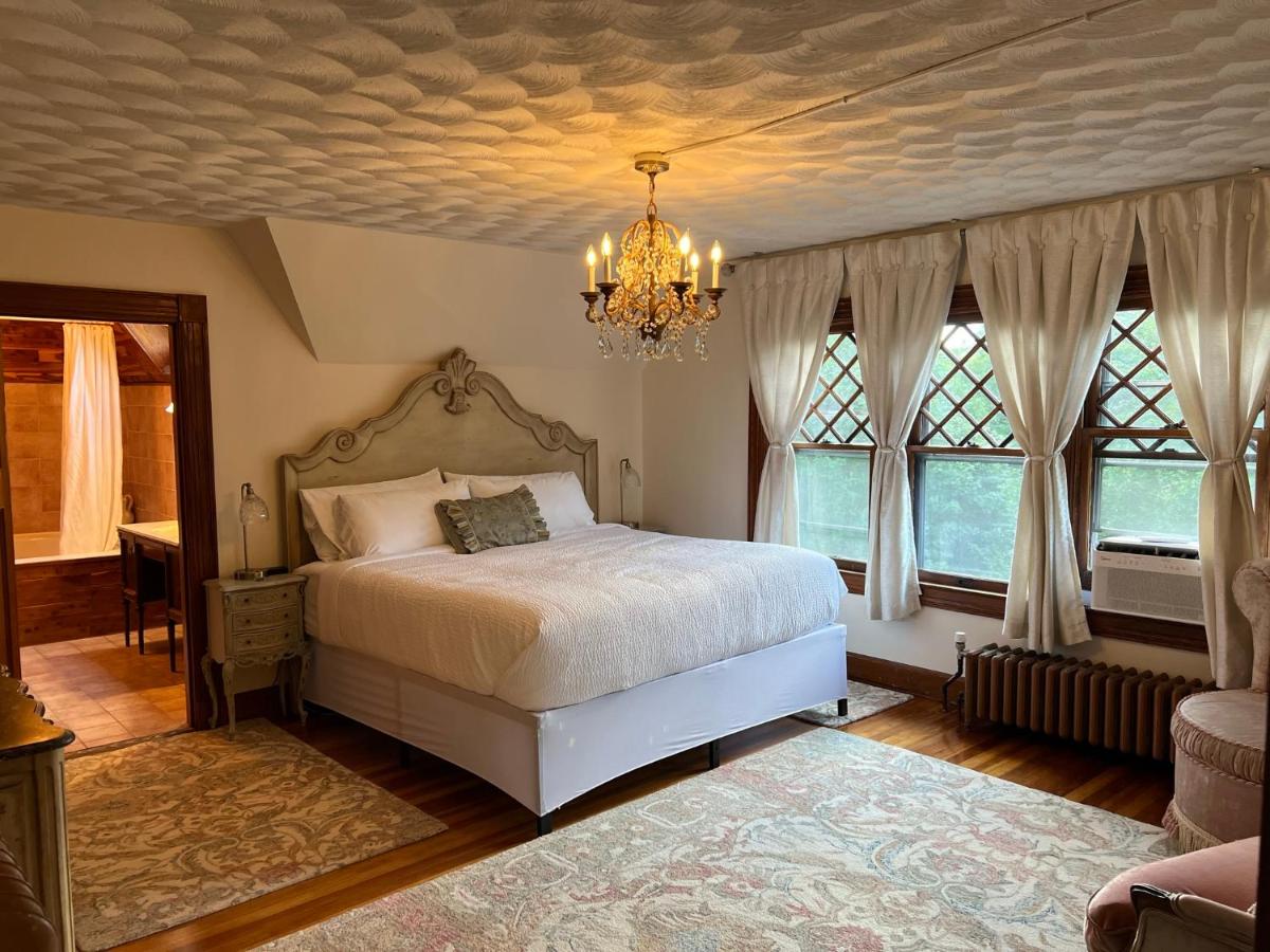 | Manor House Inn