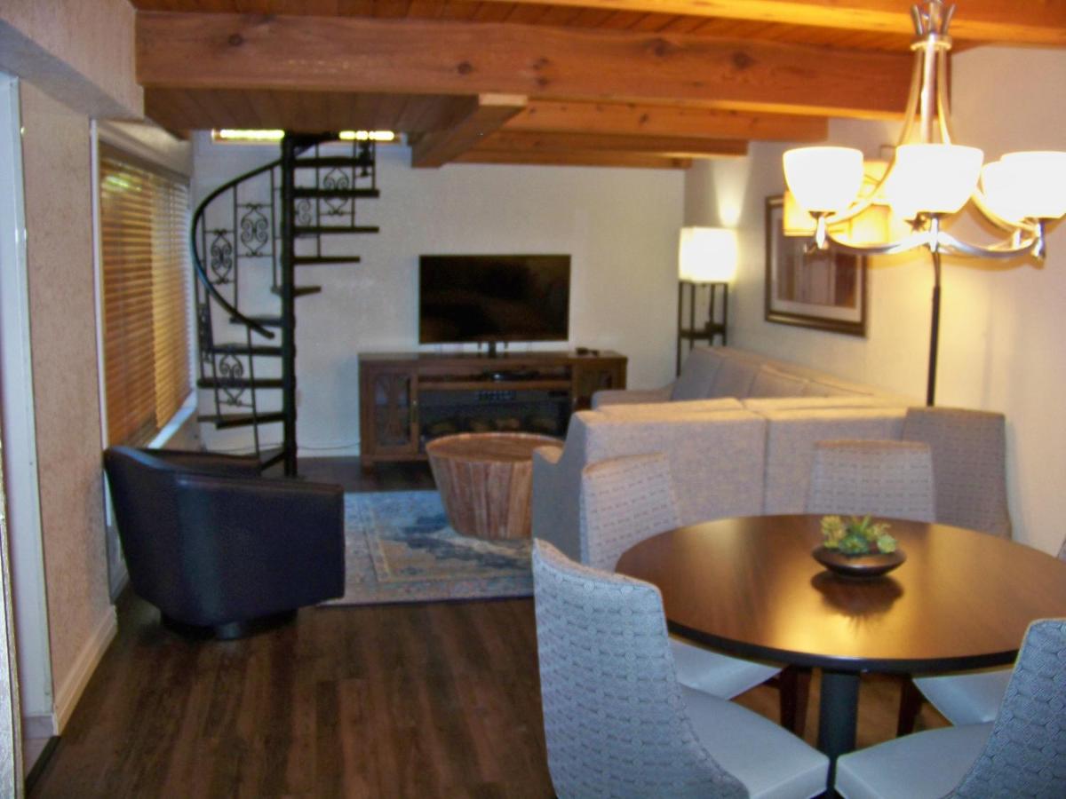 | Sandstone Creek Club Condominiums