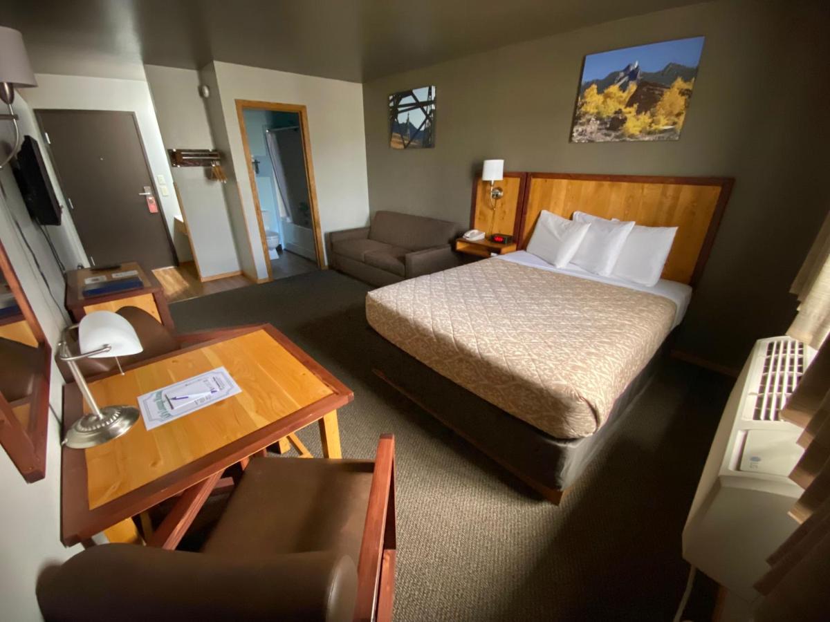 Queen Room at Rocker Inn