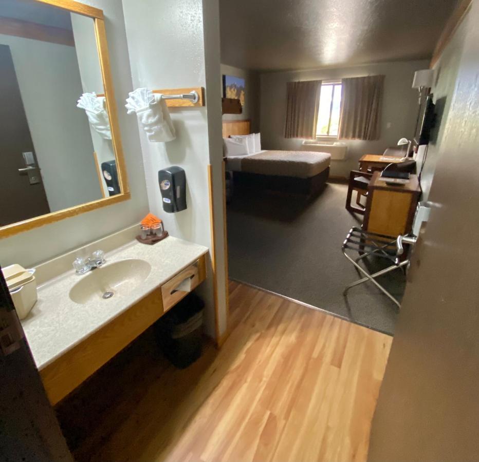 Queen Room at Rocker Inn