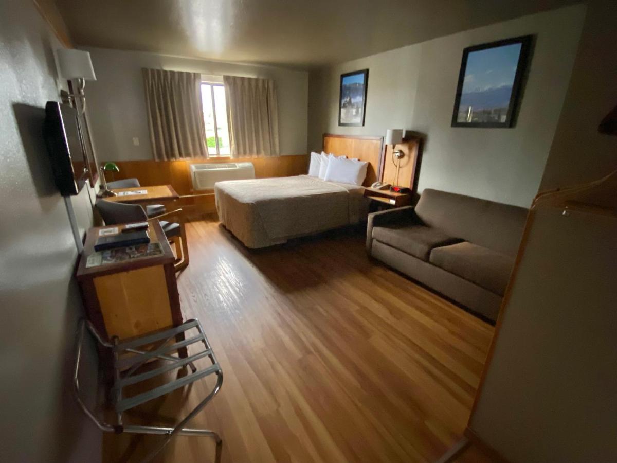 Queen Room at Rocker Inn